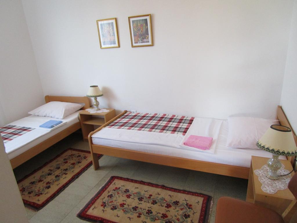 Beachfront House Nada - Happy Rentals Karlobag Chambre photo